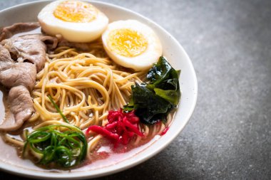 domuz eti ve yumurta - Japon tarzı ile TONKOTSU ramen erişte