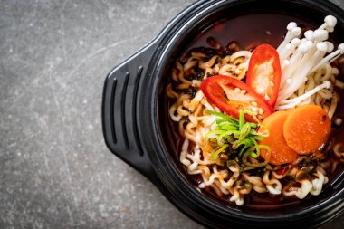 siyah kase - Kore yemeği stili Korece anlık erişte