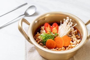 altın pot - Kore yemeği stili Korece anlık erişte