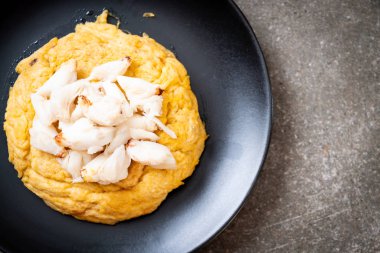 omlet Yengeç eti ve chili sos ile