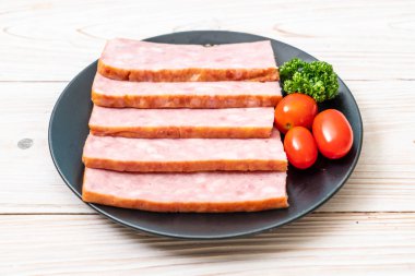 dilimlenmiş taze çiğ pastırma Barbekü