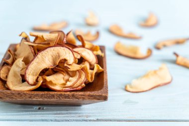 Ahşap arka planda kesilmiş ev yapımı organik elma.