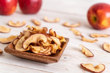 Ahşap arka planda kesilmiş ev yapımı organik elma.