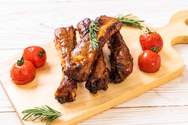 Biberiye ve domatesli ızgara pirzola.