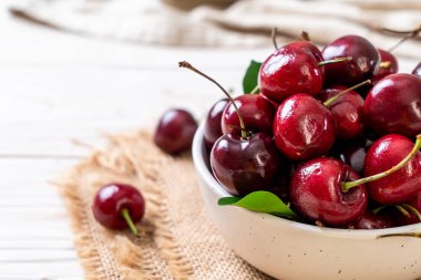 Ahşap arka planda taze kirazlar