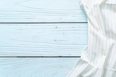 mutfak bezi (peçete) kopya alanı mavi ahşap zemin üzerine