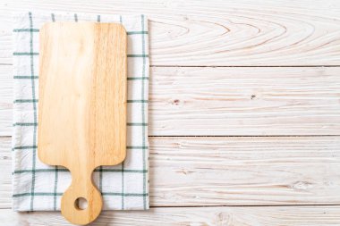 ahşap arka plan üzerinde mutfak bezle ahşap tahta boş kesme