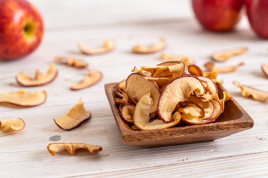 Ahşap arka planda kesilmiş ev yapımı organik elma.