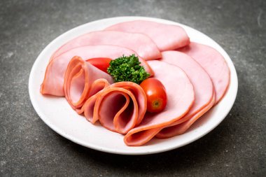 tabağa dilimlenmiş jambon füme