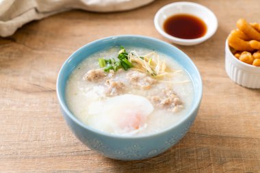 Kase içinde kıymalı pirinç lapası Asya usulü kahvaltı.