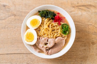 domuz eti ve yumurta - Japon tarzı ile TONKOTSU ramen erişte