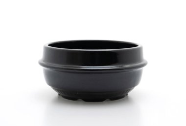 Kore usulü beyaz arka planda izole edilmiş boş çorba kasesi (kil kap)