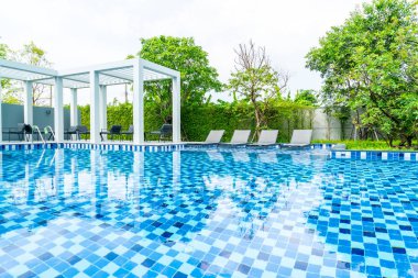 Otel ve tatil seyahat ve tatil için açık yüzme havuzunda havuzuyla yatak