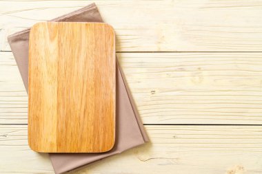 ahşap arka plan üzerinde mutfak bezle ahşap tahta boş kesme