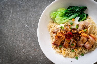 gevrek domuz yağı ve mantı - Asya gıda tarzı ile yumurta şehriye çorbası