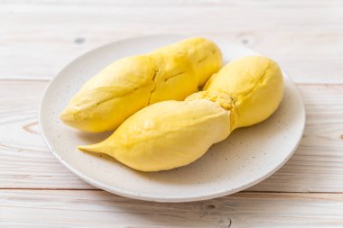 Ahşap zemin üzerinde taze Durian meyvesi