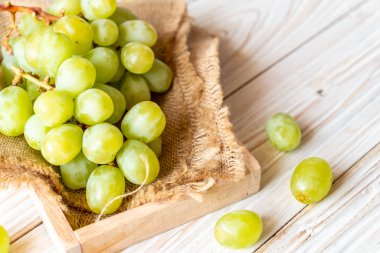 ahşap arka plan üzerinde taze yeşil üzüm