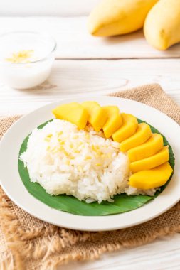 Yapışkan pirinçli mango - Tayland 'ın popüler geleneksel tatlısı