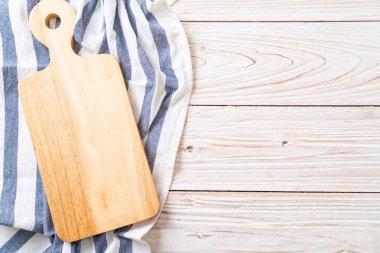 ahşap arka plan üzerinde mutfak bezle ahşap tahta boş kesme