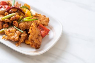 Kaju fıstığı - Asya gıda ile tavada kızartılmış tavuk