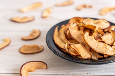 Ahşap arka planda kesilmiş ev yapımı organik elma.