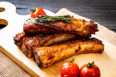 Biberiye ve domatesli ızgara pirzola.