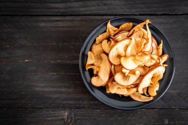 Ahşap arka planda kesilmiş ev yapımı organik elma.