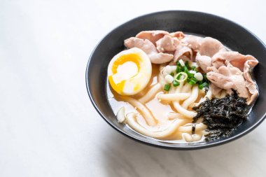 udon erişteli domuz çorbası Japon usulü.