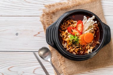 siyah kase - Kore yemeği stili Korece anlık erişte