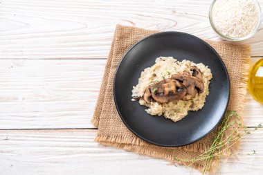 Mantar ve peynir ile ev yapımı risotto