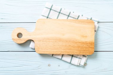 ahşap arka plan üzerinde mutfak bezle ahşap tahta boş kesme