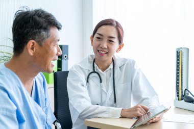 Asya kıdemli olan istişare ile doktor hasta Office - seçici odak noktası