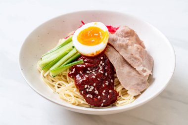 Bibim naengmyeon - Kore soğuk noodles ramen