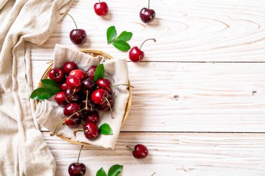 Ahşap arka planda taze kirazlar