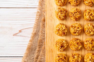 Ahşap tahta üzerinde kurutulmuş durian kraker