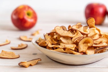 Ahşap arka planda kesilmiş ev yapımı organik elma.