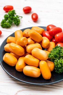 domuz eti kokteyl sosisi plaka üzerinde