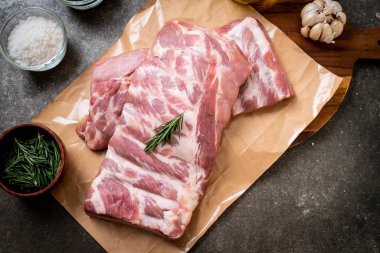 Taze Çiğ domuz kaburga malzemelerle