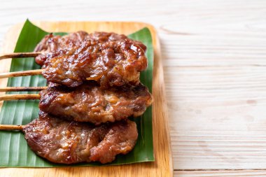 Beyaz pilavlı ızgara süt domuzu. Tayland sokak yemeği tarzı.