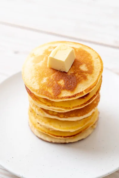 Pfannkuchen Stapeln Sich Mit Butter Und Honig — Stockfoto