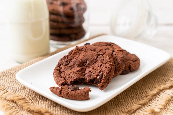 Galletas Chocolate Con Chispas Chocolate Sobre Fondo Madera — Foto de Stock