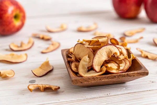 Ahşap arka planda kesilmiş ev yapımı organik elma.