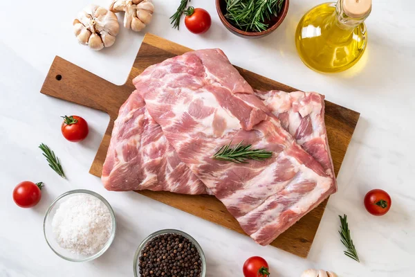 Taze Çiğ domuz kaburga malzemelerle