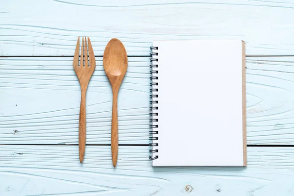 Cuaderno Blanco Para Nota Texto Superficie Madera Cuchara Madera Tenedor — Foto de Stock