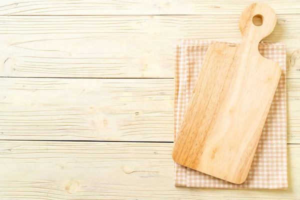 Tagliere Vuoto Legno Con Panno Cucina Sfondo Legno — Foto Stock