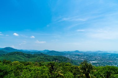 Phuket şehir manzarası ile deniz plaj ve mavi gökyüzü