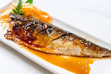 Teriyaki sosu - Japon yemekleri tarzı ile ızgara Saba Balık biftek