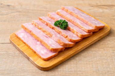 dilimlenmiş taze çiğ pastırma Barbekü