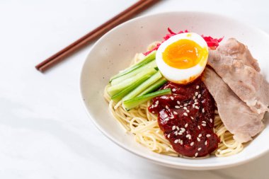 Bibim naengmyeon - Kore soğuk noodles ramen