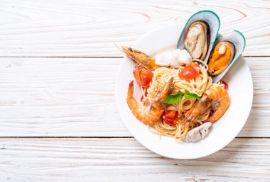 Deniz ürünleri makarna makarna midye, karides, Squis, midye ve domates - İtalyan yemeği tarzı ile